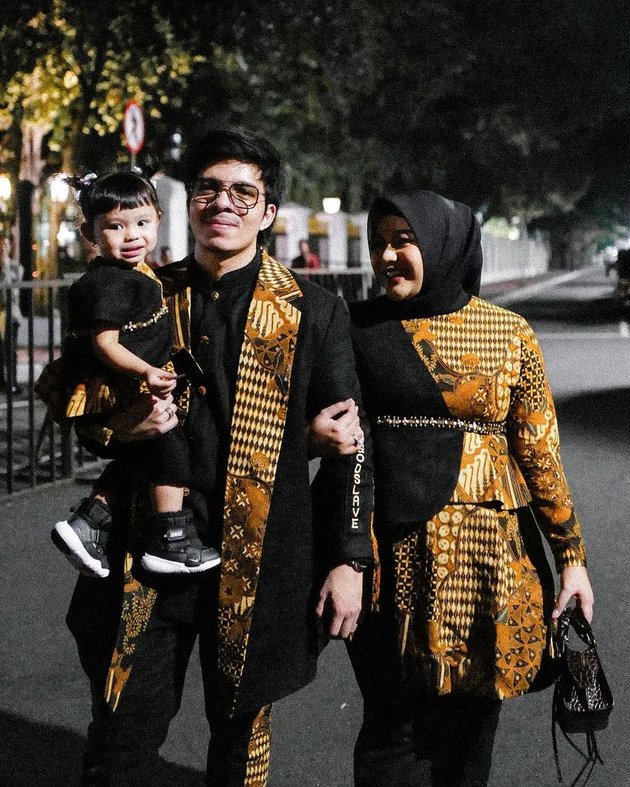 Celebrities Celebrate Batik Day, Here are Stylish Portraits of Celebrities Wearing Batik - Maudy Koesnaedi's Child Catches Attention