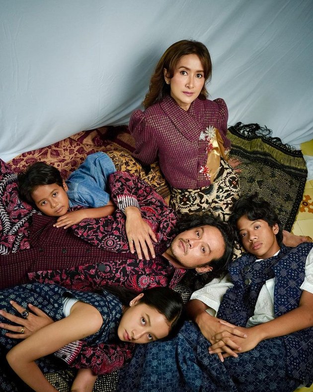 Celebrities Celebrate Batik Day, Here are Stylish Portraits of Celebrities Wearing Batik - Maudy Koesnaedi's Child Catches Attention
