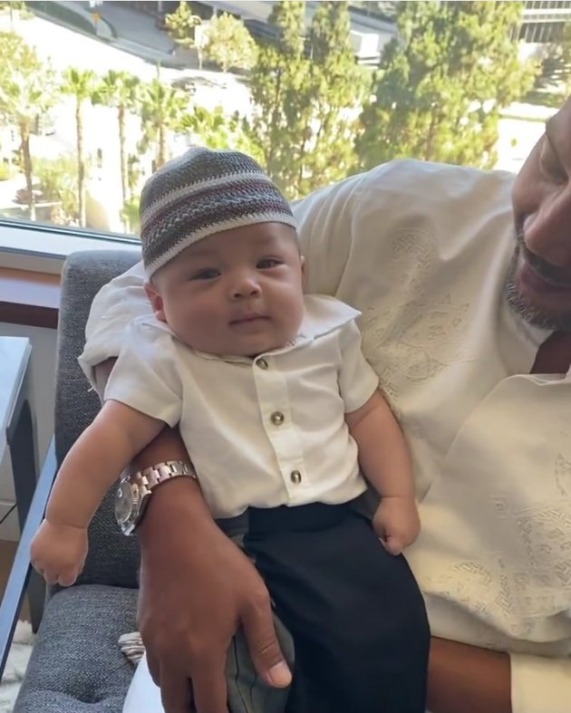 Celebrate Eid al-Adha in the United States, 8 Photos of Baby Izz, Nikita Willy's Child, Looking Adorable in a Cap and Sarong - Becomes the Idol of Grandmothers