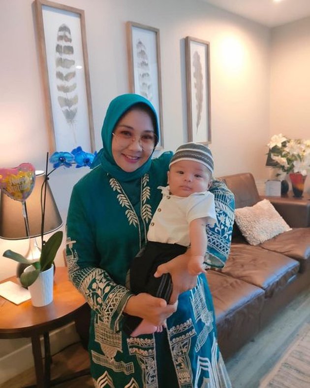 Celebrate Eid al-Adha in the United States, 8 Photos of Baby Izz, Nikita Willy's Child, Looking Adorable in a Cap and Sarong - Becomes the Idol of Grandmothers