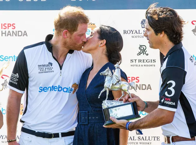 meghan markle pangeran harry ciuman