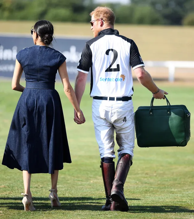 meghan markle pangeran harry ciuman