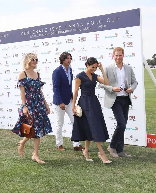 meghan markle pangeran harry ciuman