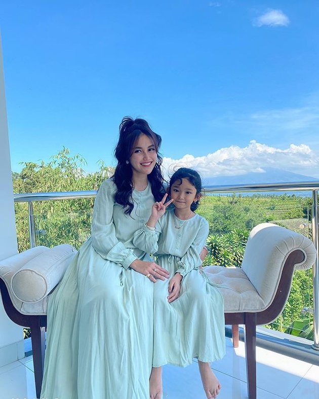 Celebrate Eid at a Luxury Villa, Ayu Ting Ting Shows Beautiful Views with Family