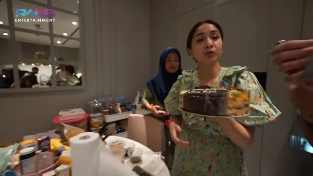 Ikat Rambut Nagita Slavina