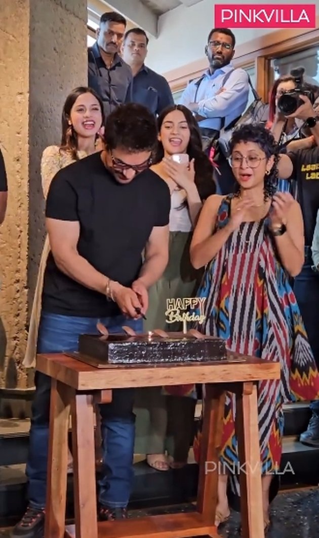 Celebrating 59th Birthday, 8 Pictures of Aamir Khan Cutting Cake Together with Paparazzi - Feed Former Wife Affectionately