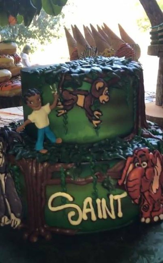 Sesuai tema hutan yang dipilih, kue ulang tahun Saint bertema hutan. Keluarga Kardashian memang terkenal selalu membuat pesta dengan total.