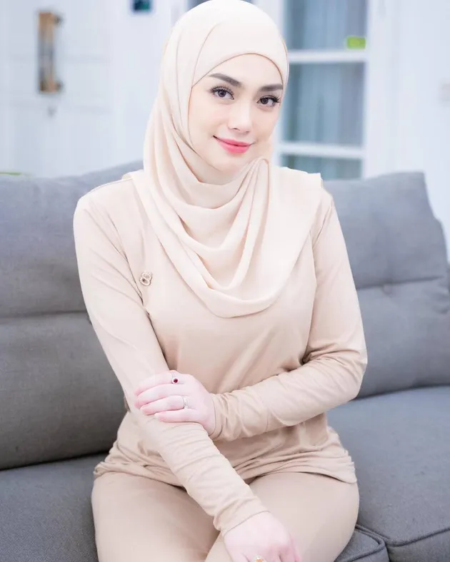 Reaksi anak Celine Evangelista saat sang ibu berhijab