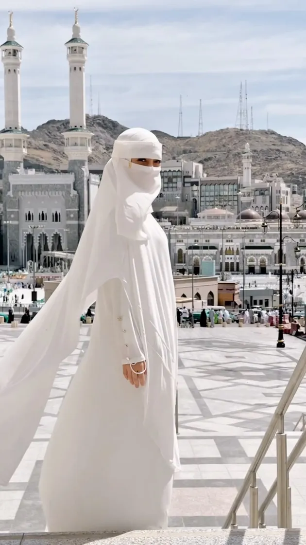 Penampilan Celine Evangelista saat umrah