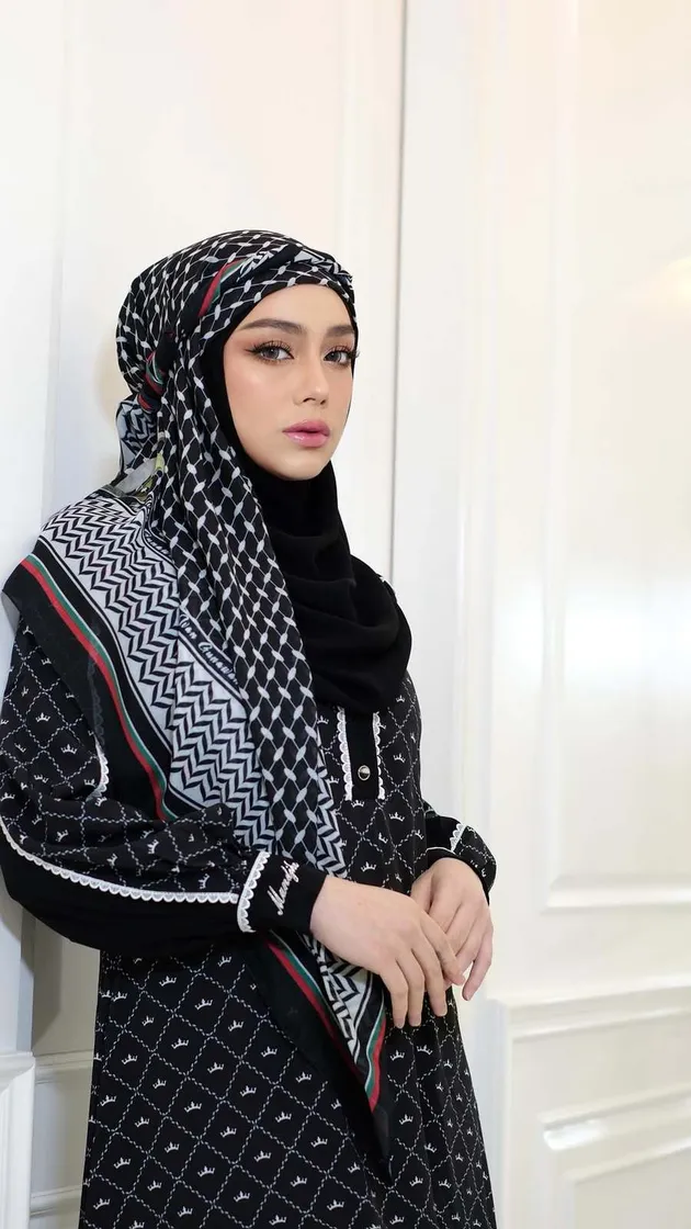 Potret Celine Evangelista berhijab