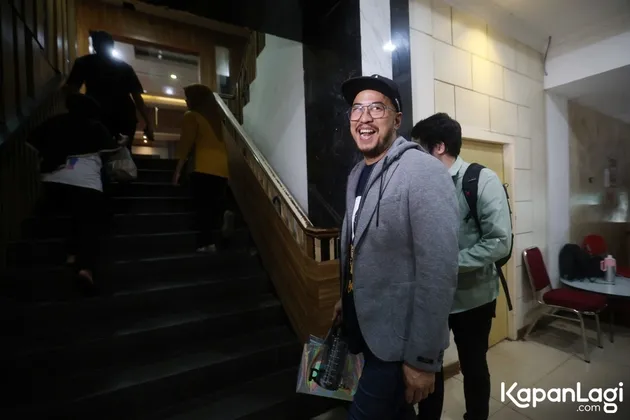 Pandji Pragiwaksono tertawa