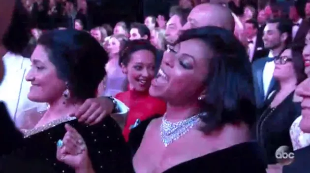 Melihat Justin Timberlake beraksi dengan enerjik, Taraji P Henson pun tak kuasa menahan diri untuk ikut bergoyang sambil menyanyikan Can't Stop The Feeling.