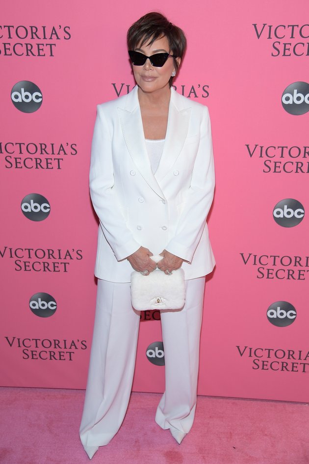 Seperti inilah penampilan Kris Jenner saat menghadiri Victoria's Secret Fashion Show 2018. Wanita yang dijuluki sebagai momager ini terlihat stylish dalam balutan outfit formal bernuansa serba putih.