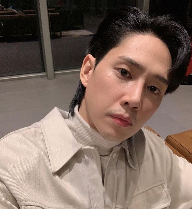Gantengnya Park Sung Hoon suka bikin salfok. Bahkan di Instagram, visual sang aktor benar-benar tak terbantahkan.