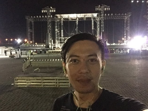 Willing to Do Anything for Coldplay Concert, This Indonesian Fan Travels Alone to 5 Countries