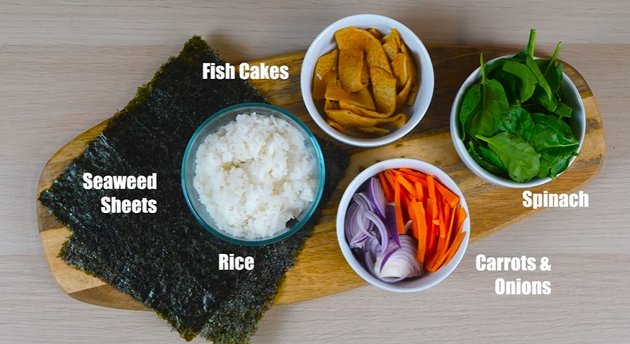 Pertama, tentu saja menyiapkan bahannya. Ada rumput laut, nasi, fish ccake atau odeng, bawang bombay yang dipotong, wortel dipotong tipis, dan bayam.