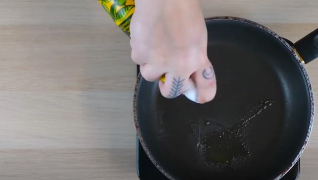 Panaskan sedikit minyak di atas wajan. Ini fungsinya buat menumis beberapa bahan. 