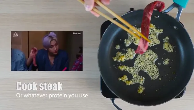 Selanjutnya tumis bawang putih sampai harum. Setelahnya masukkin daging hingga berwarna kecokelatan.