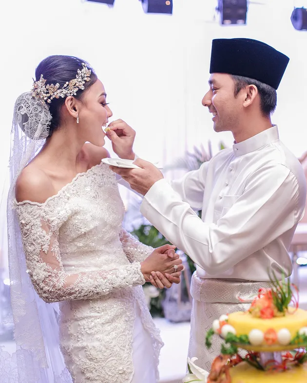 RESEPSI DI KUALA LUMPUR, WHULANDARY HERMAN CANTIK DENGAN 