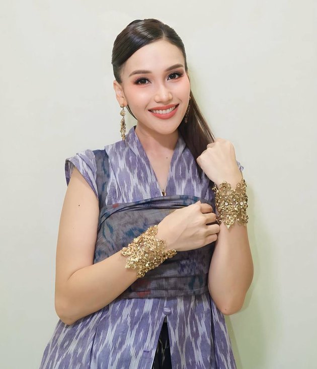 Officially Proposed, These are 8 Photos of Ayu Ting Ting's Posts Before Being Married to a Lieutenant Colonel - Highlighted When Wearing Flip Flops