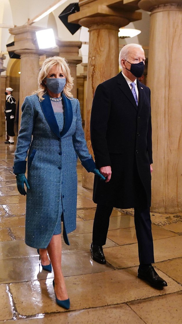 Seperti inilah potret Joe Biden yang datang bersama istrinya, Dr Jill Biden saat berjalan memasuki Gedung Capitol, Washington DC yang menjadi venue inagurasinya.