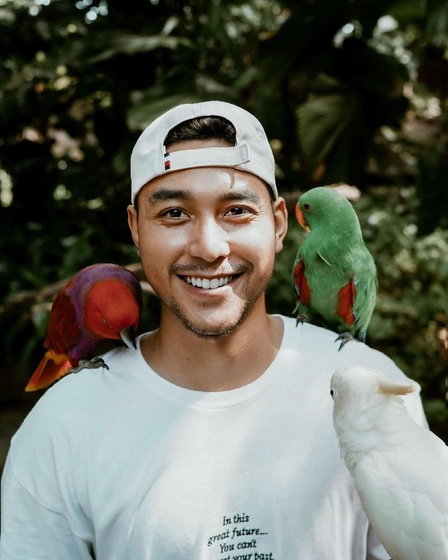 Officially Becoming a Father, Here are 11 Handsome Portraits of Krisjiana, Siti Badriah's Husband, Who Radiates Hot Daddy Aura - Showing Tattoos on His Chest and Arms