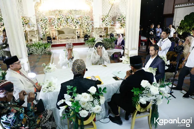 Berikut momen akad nikah Shinta Bachir dengan belahan jiwanya, Indra Kristianto. Meskipun digelar tak begitu mewah, prosesi akad nikah mereka sangat khidmat.