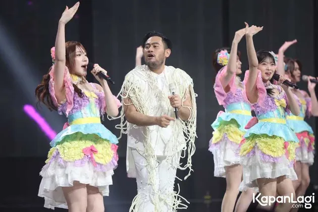 King Nassar pakai baju putih