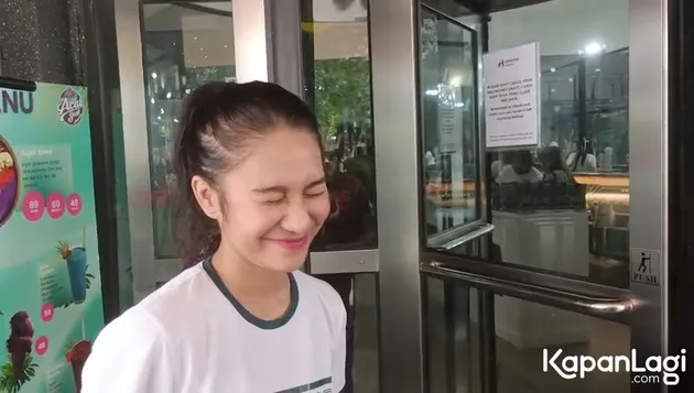 Azizah Salsha tersenyum