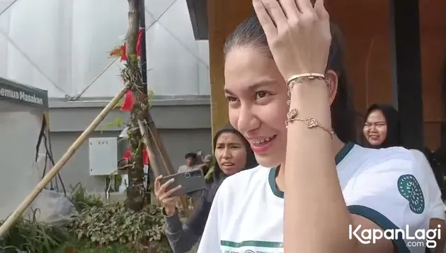 Azizah Salsha tertawa