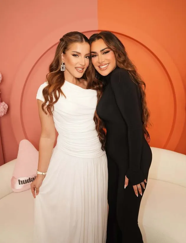 10 Potret Kebersamaan Tasya Farasya Bareng Huda Kattan di Dubai