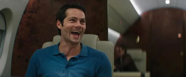 Dylan O'Brien tertawa di dalam private jet