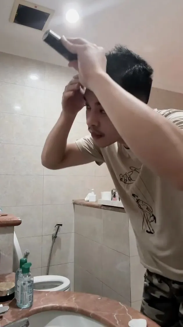Rey Mbayang cukur rambut