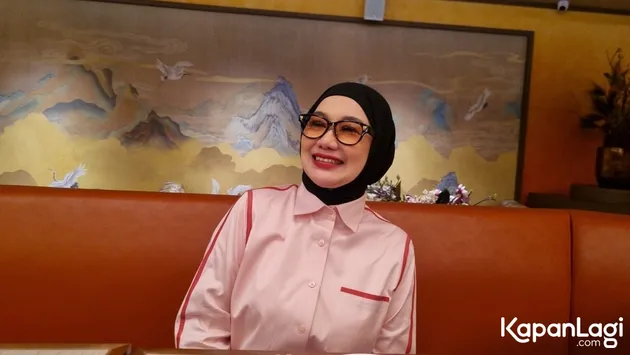 Reza Artamevia Pakai Kemeja Pink