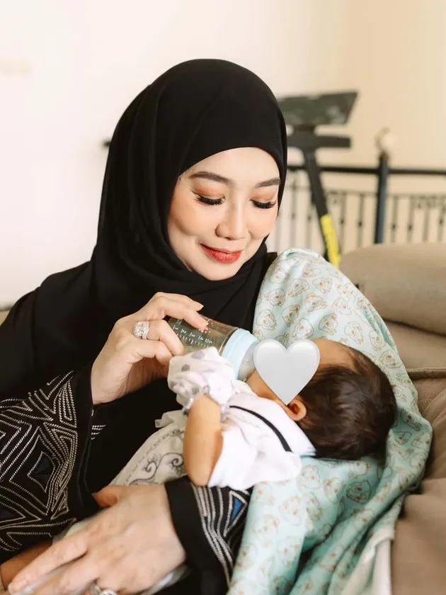 potret Reza Artamevia gendong Baby Arash
