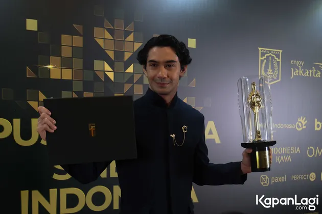 Reza Rahadian Pamer Piala Citra