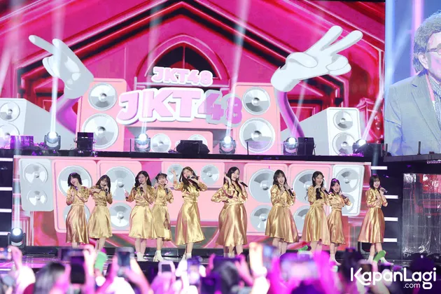 JKT48 Pakai Baju Emas