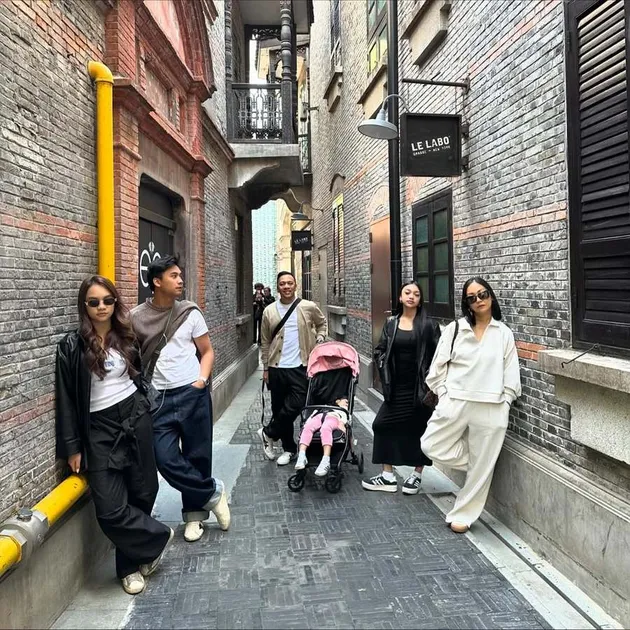Ria Finola Bersama Keluarga di Shanghai