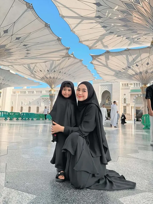 Ria Ricis Umrah Bareng Moana