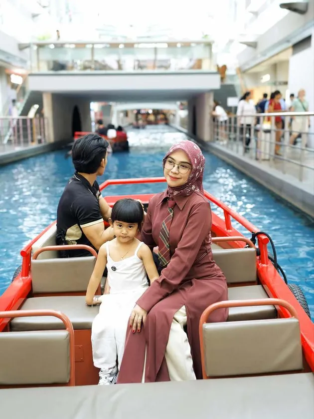Ria Ricis dan Moana Naik Perahu