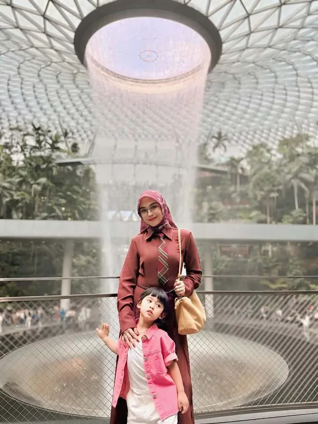 Ria Ricis dan Moana di Jewel Changi Waterfall