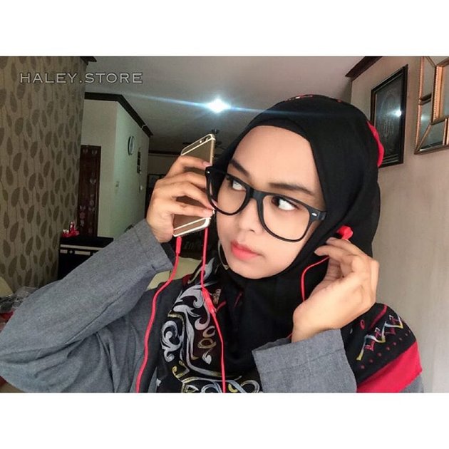  RIA RICIS SELEBGRAM BERHIJAB SUPER GOKIL ADIK OKI SETIANA 