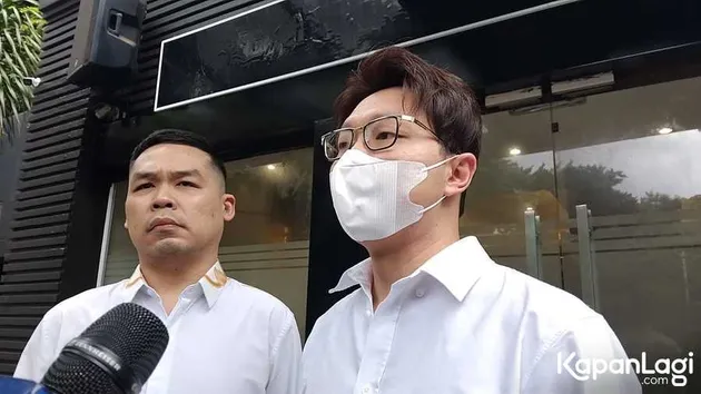 Richard Lee pakai kemeja putih