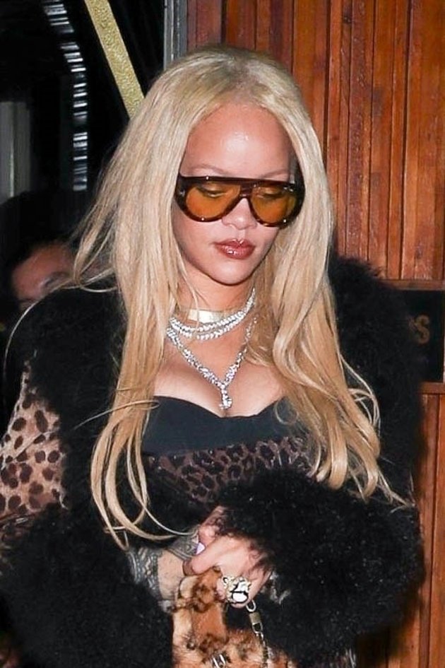 Rihanna Transforms Into a Blonde Bombshell With a New Hairdo