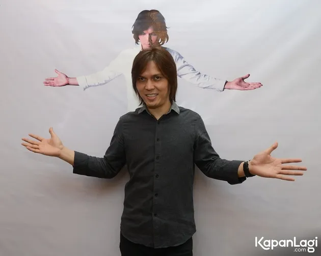 Once semakin memantapkan namanya dengan merilis sebuah album baru berjudul 'INTRINSIK'. Ada 12 lagu yang menjadi tracklist di karyanya kali ini.