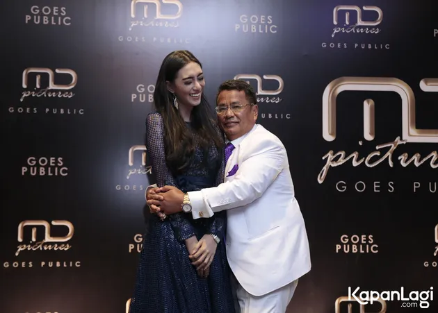 Hotman Paris peluk wanita cantik