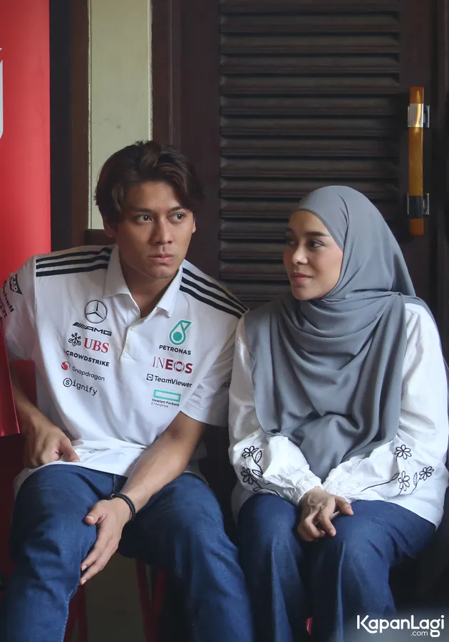 Lesti Kejora dan Rizky Billar Pakai Baju Putih