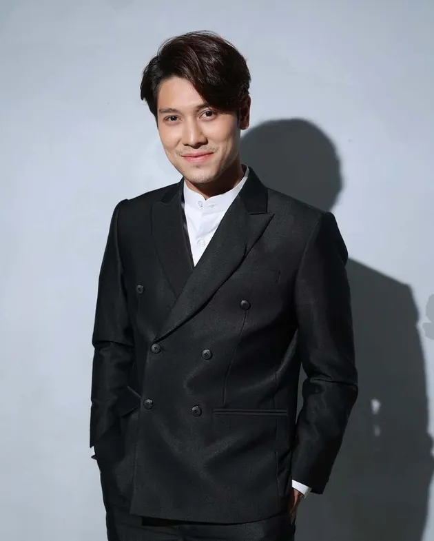 Rizky Billar Pakai Jas