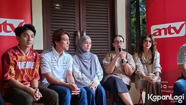 Rizky Billar Pakai Kaus Putih