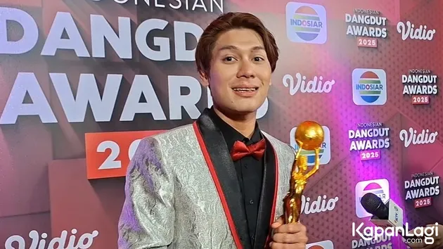 Rizky Billar Pegang Piala